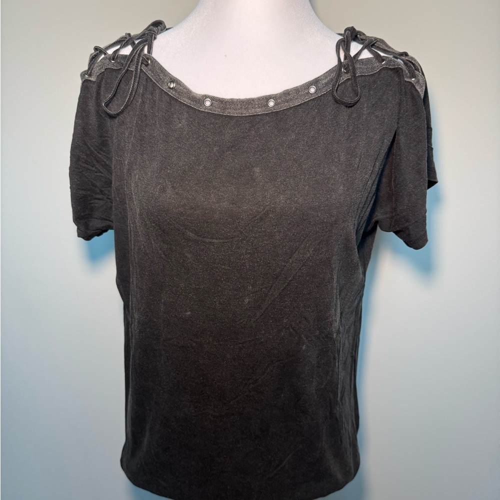 Like-New top with lace up sleeve details, originally purchased from Buckle - L